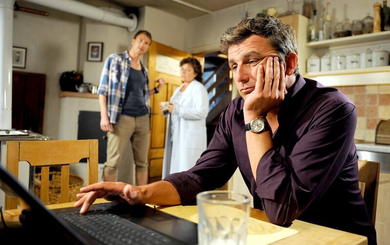 Martin (Hans Sigl, r.) hat die Nacht vor dem Computer verbracht. Lisbeth (Monika Baumgartner, M.) und Hans (Heiko Ruprecht, l.) machen sich inzwischen Sorgen um ihn. – Bild: ORF 2