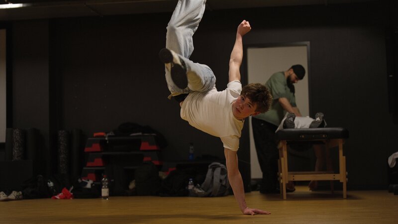 Leon beim Training für das Battle of the Year in Dresden. – Bild: BR/​Südkino Filmproduktion GmbH/​Rufus Gensel