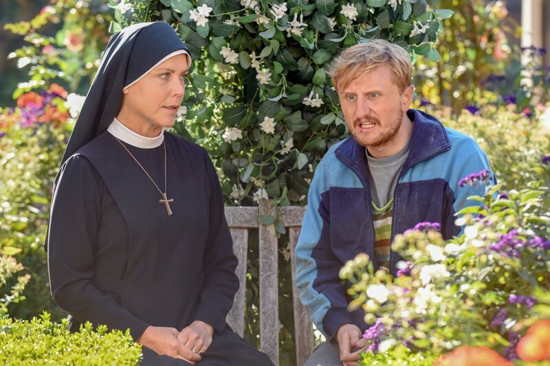 Siggi (Michael Kranz) bittet Schwester Hanna (Janina Hartwig) um Rat. – Bild: ORF 2
