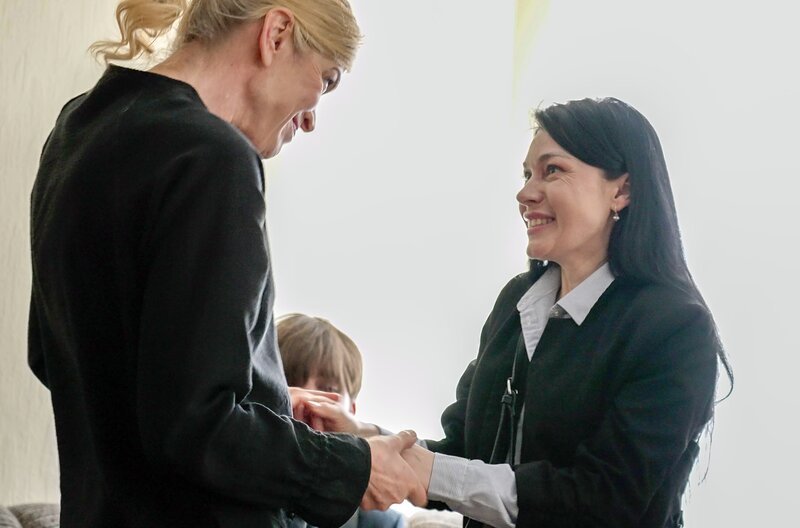 Yulia Radzevilova (2.v.r.), eine der betroffenen Mütter, trifft Keri-Lynn Wilson (li.), die Dirigentin der Oper „Die Mütter von Cherson“. – Bild: Save Ukraine