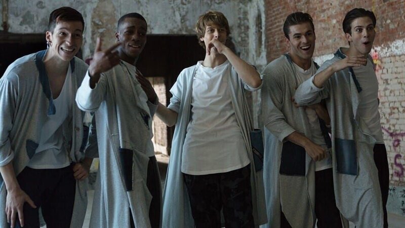 Die Jungs-Gruppe um Jeff (Castle Rock Peters, Mi.) ist begeistert vom Auftritt der Mädchen beim Hip-Hop-Tanzwettstreit „Jungs gegen Mädchen“. – Bild: ZDF /​ Cottonwood Media/​Opéra national de Paris/​Nicolas Velter/​KiKA
