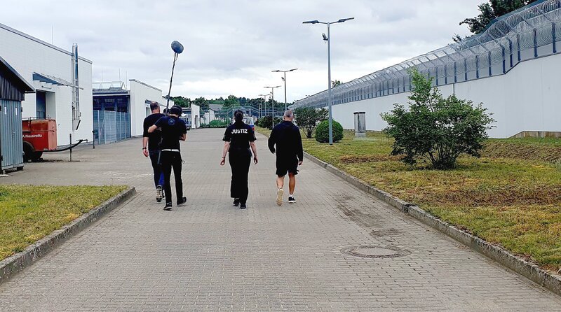 „Die Nordreportage“ begleitet zwei junge Inhaftierte und ihre Sportbeamten auf dem Weg zum Sepp-Herberger-Pokal, dem größten Fußballturnier im deutschen Strafvollzug hinter Gefängnismauern. – Bild: NDR „Die Nordreportage“ begleitet zwei junge Inhaftierte und ihre Sportbeamten auf dem Weg zum Sepp-Herberger-Pokal, dem größten Fußballturnier im deutschen Strafvollzug hinter Gefängnismauern. – Bild: NDR