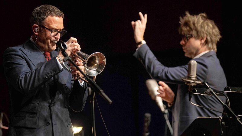 Jazz-Residenz Till Brönner: Konzert Till Brönner & HR-Bigband unter der Leitung von Magnus Lindgren/​ Dirigent, Arrangeur und Flötist, der italienischen Sängerin Chiara Civello und Fausto Beccalossi/​ chromatische Akkordeon im Großen Saal der Alten Oper in Frankfurt am Main – Bild: ZDF und hr/​Wonge Bergmann