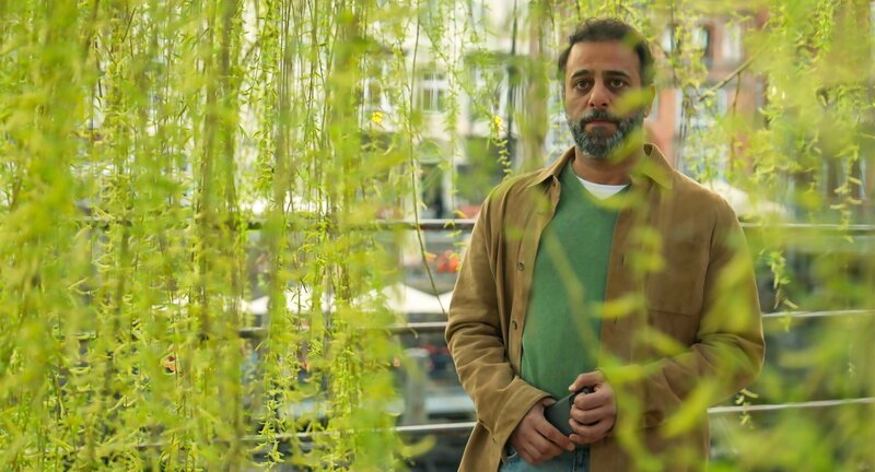 JeMo (Yunus Cumartpay) will nicht länger mit Julius streiten und zurück nach Parma. Aber er findet immer wieder einen Grund, noch länger zu bleiben. – Bild: NDR