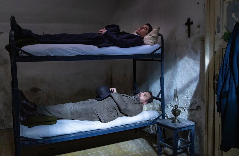 Max Liebermann (Matthew Beard, oben), Oskar Rheinhardt (Juergen Maurer). – Bild: ORF/​MR Film/​Lenke Szilagyi