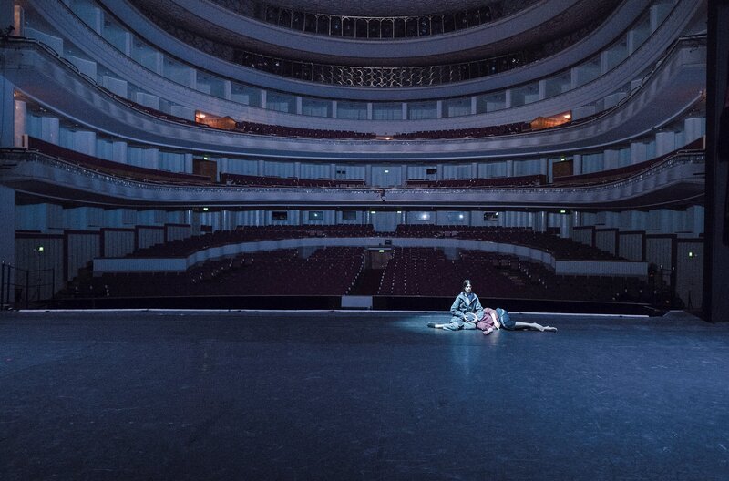 „Die Mütter von Cherson“ erzählt von einer Gruppe mutiger Frauen, die ihr Leben riskieren, um ihre entführten Kinder zu befreien. – Bild: Teatr Wielki/​Polish National Opera