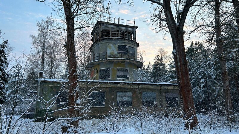 Der verlassene Militärflugplatz Sperenberg in Brandenburg war zu DDR-Zeiten die wichtigste Verbindung zwischen Ostdeutschland und der Sowjetunion und übernahm eine zentrale Rolle bei der Flucht von Erich Honecker. – Bild: Banijay Rights Limited