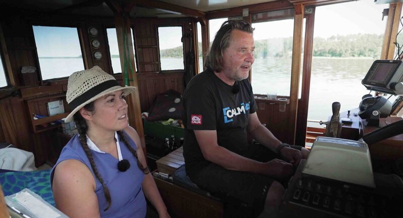 Vanessa hat den kürzesten Weg übers Usedomer Achterwasser gefunden, mit Fährmann Thomas. – Bild: NDR