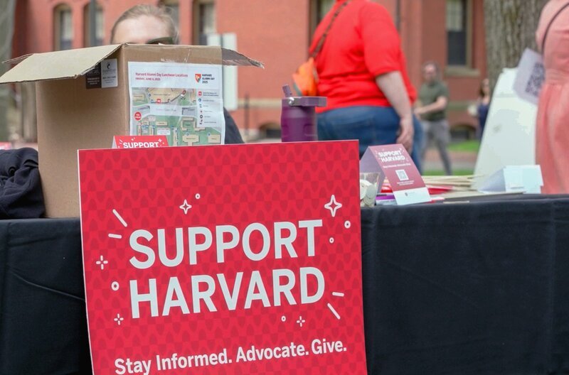 Studierende der Harvard University engagierten sich gegen eine Einflussnahme durch die Trump-Regierung und forderten die Hochschulleitung öffentlich zum Widerstand auf. – Bild: ARTE France/​Yami2