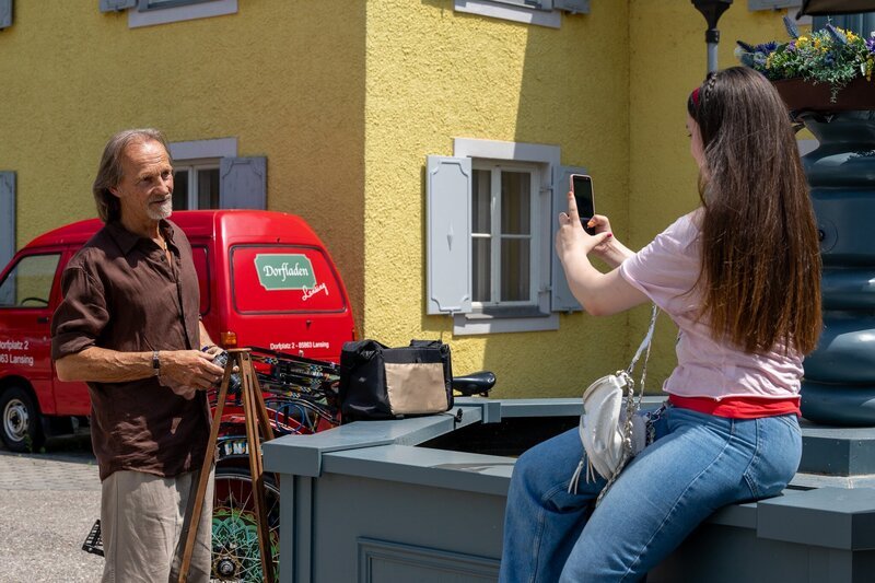 Sascha (Eisi Gulp) muss erkennen, dass er Majas (Godiva Adela) Einsatz für die Postkarte unterschätzt hat. – Bild: Ewa Wiese /​ BR