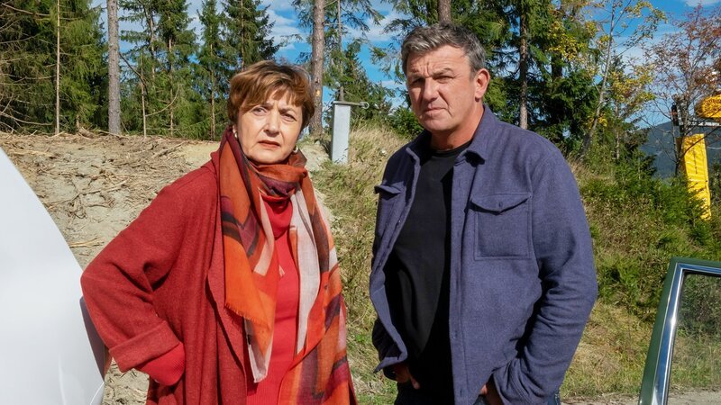 Daniela Peters und Martin Gruber können sich den Unfall nicht erklären: Despina Pajanou als Daniela Peters, Hans Sigl als Martin Gruber – Bild: SRG SSR/​ZDF/​Erika Hauri