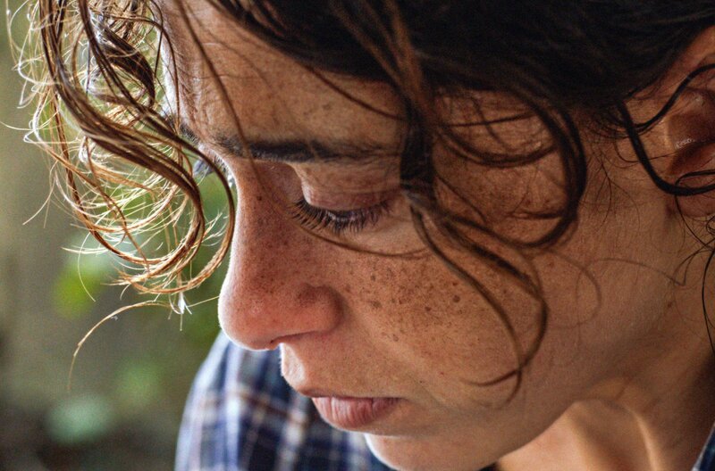 Aurore (Natacha Krief) wird von alten Gefühlen eingeholt. – Bild: Stromboli Films
