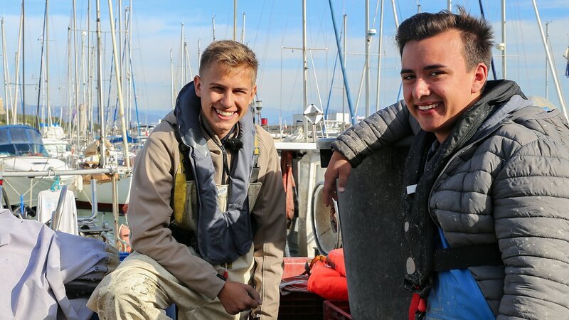 Ab auf den Kutter heißt es für Kilian und Moritz. – Bild: ZDF/​Georg Bussek