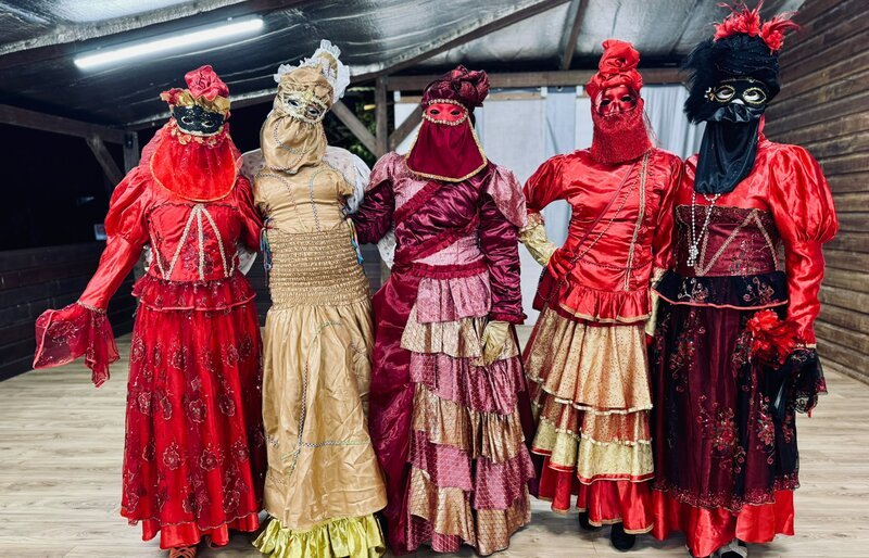 Für den Ball der Touloulous maskieren sich die Frauen des Landes bis zur Unkenntlichkeit. – Bild: NDR/​ARTE