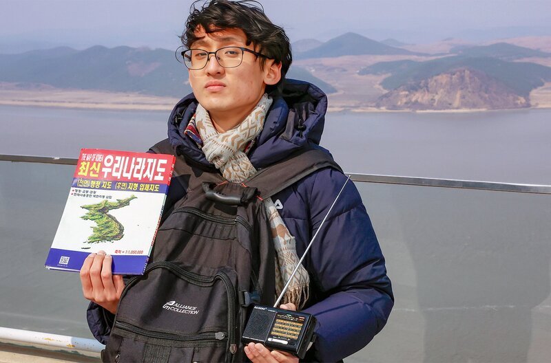 In Südkorea bereiten sich „Prepper“ auf einen Angriff aus dem Norden vor und halten Notfallausrüstung wie Karten und ein Radio bereit. – Bild: Kobalt Productions