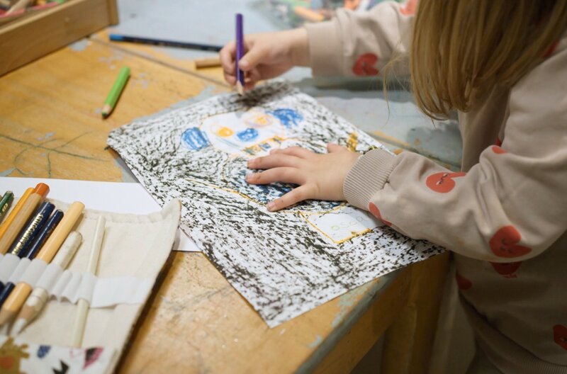 Das erste Selbstporträt – im Atelier der Kita im Pestalozzi-Fröbel-Haus. Mit seinem pädagogischen Prinzip „Erziehung mit Kopf, Herz und Hand“ war das Haus Anfang des 20. Jahrhunderts ein Vorbild für ganz Europa. – Bild: SWR/​Thomas Frischhut