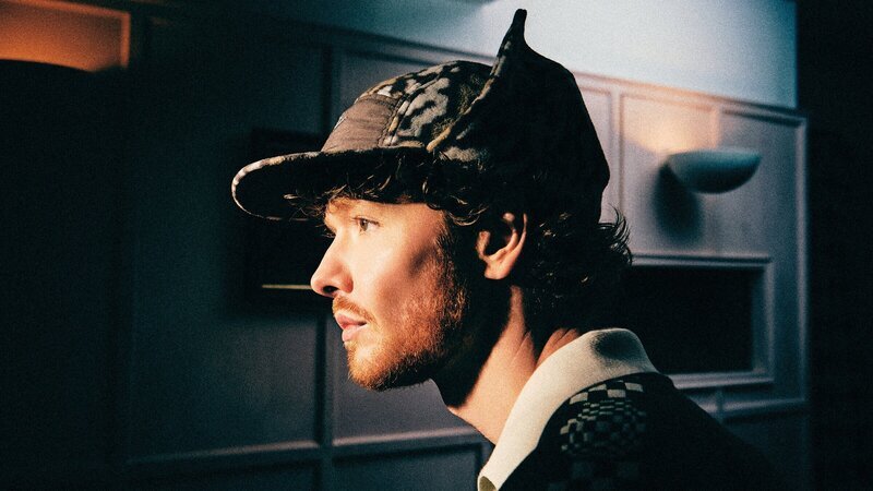 Eine Show vom britischen Singer-Songwriter ADMT fühlt sich an, wie Zeit mit einem besten Kumpel: Es wird gelacht, es gibt Deeptalk über mentale Gesundheit und man fühlt sich einfach wohl bei ihm. Adam Taylor feiert sein Comeback beim SWR3 New Pop Festival, nachdem er letztes Jahr bereits auf der Open Air Bühne live gespielt hat. – Bild: 3sat Eine Show vom britischen Singer-Songwriter ADMT fühlt sich an, wie Zeit mit einem besten Kumpel: Es wird gelacht, es gibt Deeptalk über mentale Gesundheit und man fühlt sich einfach wohl bei ihm. Adam Taylor feiert sein Comeback beim SWR3 New Pop Festival, nachdem er letztes Jahr bereits auf der Open Air Bühne live gespielt hat. – Bild: 3sat