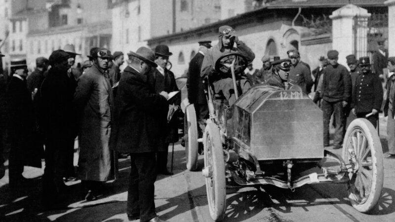  Aufnahme beim Bergrennen von Nizza-La Turbie im Jahre 1903. – Bild: ORF/​Navigator Film