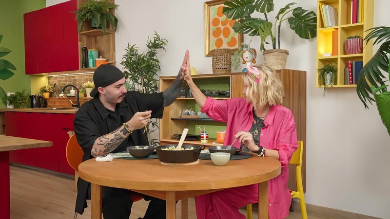 Heute schwingen die ORF-Kids Moderatoren Fanny und Stefan den Kochlöffel im Küchenstudio. – Bild: ORF/​Tower10
