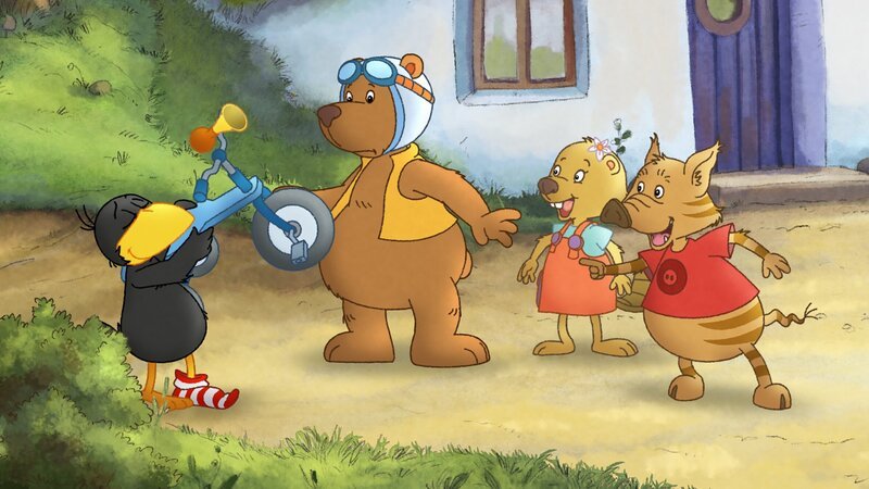 Fritzi und Stulle sind begeistert – Socke hat Eddis Dreirad wiedergefunden. – Bild: SWR/​NDR/​Akkord Film