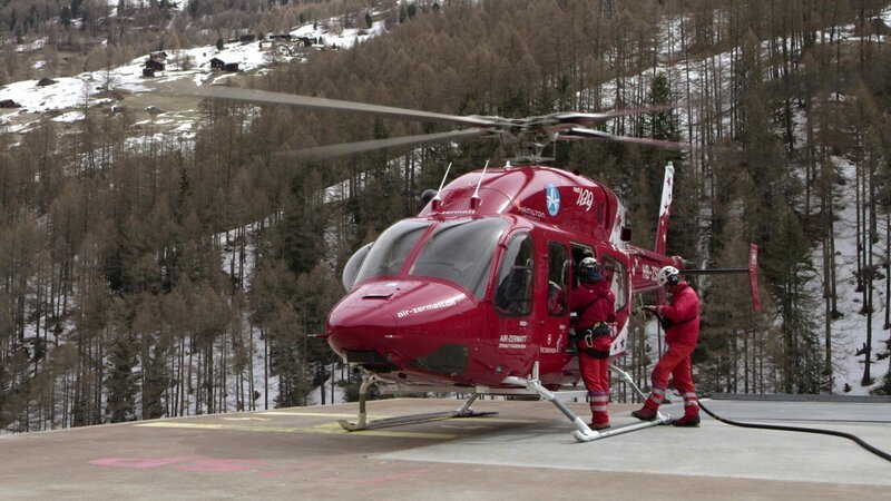 Eine Person füllt den Kraftstoff – Bild: Höhenrausch