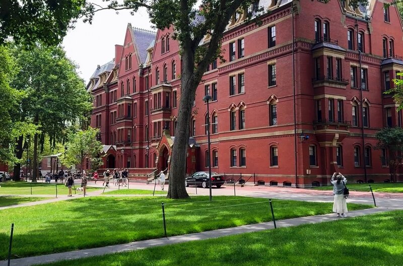 Kaum eine amerikanische Universität ist so prestigeträchtig wie Harvard, doch zuletzt stand sie vor allem im Zentrum politischer Kontroversen. – Bild: ARTE France/​Yami 2
