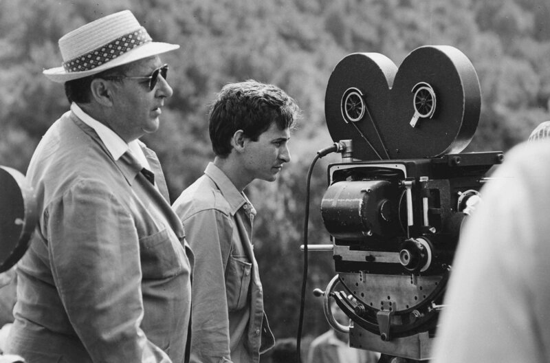 Angetrieben von Wissensdurst und fasziniert vom jungen Medium Fernsehen beginnt für Roberto Rossellini ein überraschendes Kapitel der künstlerischen Wiedergeburt. Hier am Set der TV-Serie „Die Eisenzeit“ – Bild: Silvia D’Amico