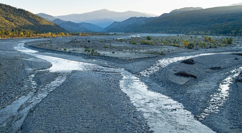 Sarantaporos, Zufluss der Vjosa in Griechenland. – Bild: ORF/​ScienceVision Filmproduktions GmbH/​Rita Schlamberger