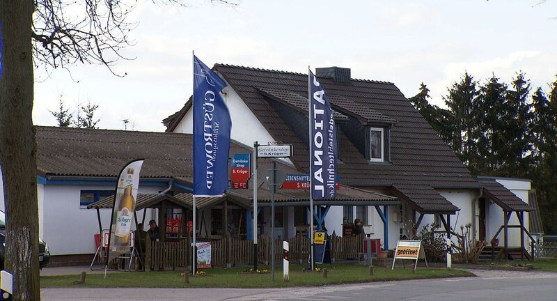 Dort wird man satt und Klönsnack gibt’s obendrauf: ob die Kantine Krüger in Groß Tessin in Mecklenburg-Vorpommern oder Mankes Krämerladen in Wintermoor in Niedersachsen. – Bild: NDR