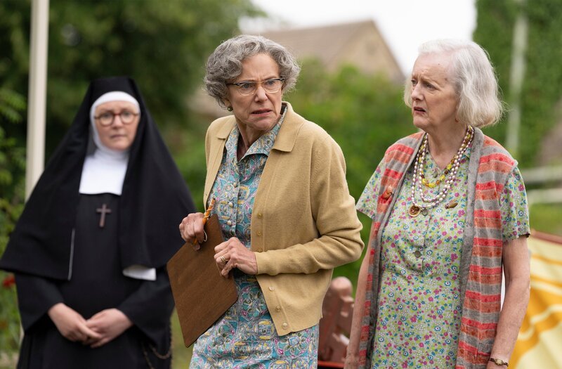 ONE SISTER BONIFACE MYSTERIES, „Klostergeschichten“: v.l.n.r.: Sister Boniface (Lorna Watson), Mrs Clam (Belinda Lang), Miss Thimble (Sarah Crowden) – Bild: WDR/​BBC Studios /​ Gary Moyes