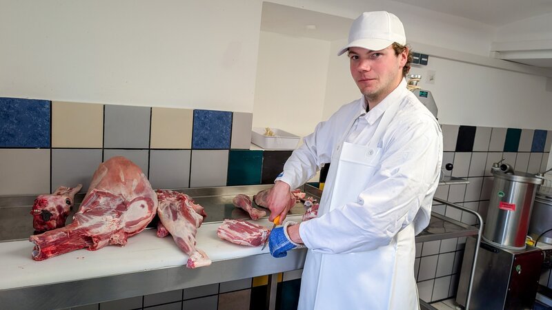Frederic Koch zerlegt ein Schaf für den Verkauf im Hofladen. – Bild: ORF/​Neulandfilm
