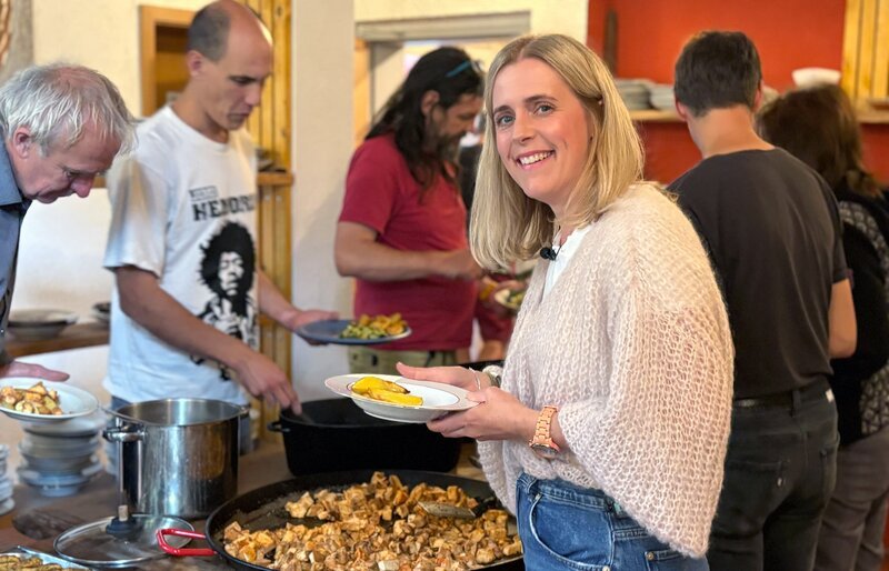 „7 Tage“-Reporterin Nina bei der Essensausgabe in der Kommune ASTWERKe in Escherode. – Bild: hr/​Anna Barkowski