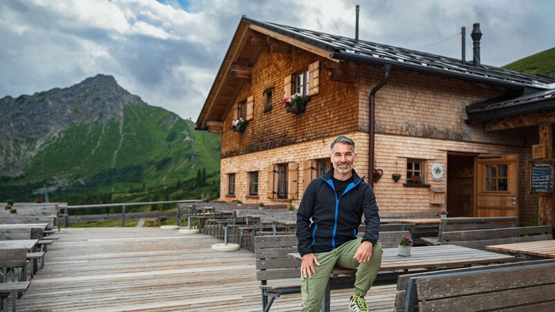 Marcus Fahn vor der Alpe Bierenwang. – Bild: BR/​cutflow GmbH/​David Hulik