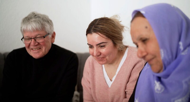NDR Fernsehen NDR STORY – DIE KINDER VOM BÜRGERZENTRUM. Zum ersten Mal spricht Familie Tali über die herausfordernden ersten Jahre in Achim. – Bild: NDR/​Carsten Janssen