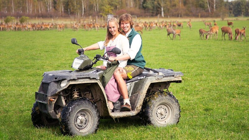 Leonhard Spatz, hier mit seiner Freundin Shana, war gerade mal 22 Jahre alt, als er den Hof mit Rotwildhaltung von seinen Großeltern übernommen hat. – Bild: BR/​cutflow GmbH/​isarflimmern fernsehproduktion GmbH/​Michael Facchini