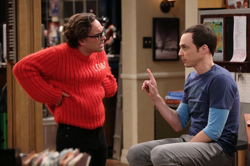 Leonard (Johnny Galecki, l.) fischt eine längst überfällige Leih-DVD aus seiner Rumpelkiste, die einst auf Sheldons Kundenkarte ausgeliehen wurde. Sheldon (Jim Parsons, r.) bleibt erstaunlich ruhig, stellt allerdings eine Bedingung an Leonard ... – Bild: © Warner Brothers Entertainment Inc. Leonard (Johnny Galecki, l.) fischt eine längst überfällige Leih-DVD aus seiner Rumpelkiste, die einst auf Sheldons Kundenkarte ausgeliehen wurde. Sheldon (Jim Parsons, r.) bleibt erstaunlich ruhig, stellt allerdings eine Bedingung an Leonard ... – Bild: © Warner Brothers Entertainment Inc.
