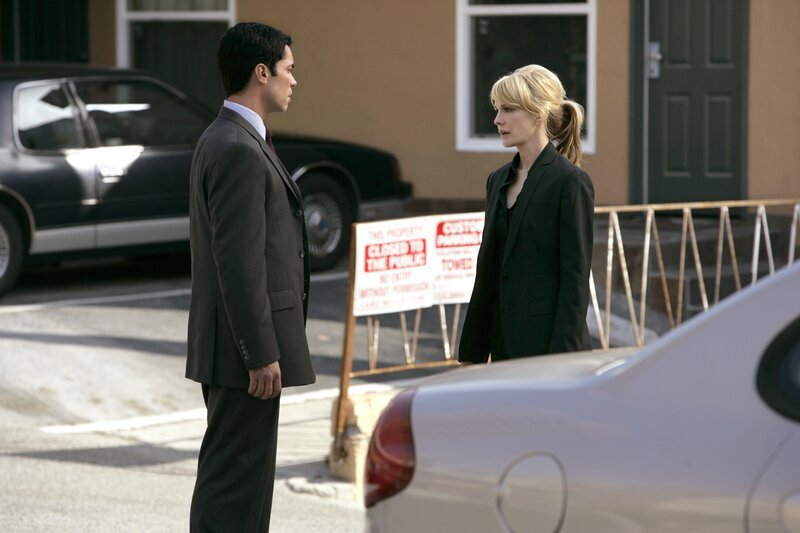 Det. Lilly Rush (Kathryn Morris, r.) erzählt ihrem Kollegen Det. Scott Valens (Danny Pino, l.), dass nicht nur ihre Schwester, sondern auch ihre Dienstwaffe verschwunden ist. – Bild: Warner Bros. Television