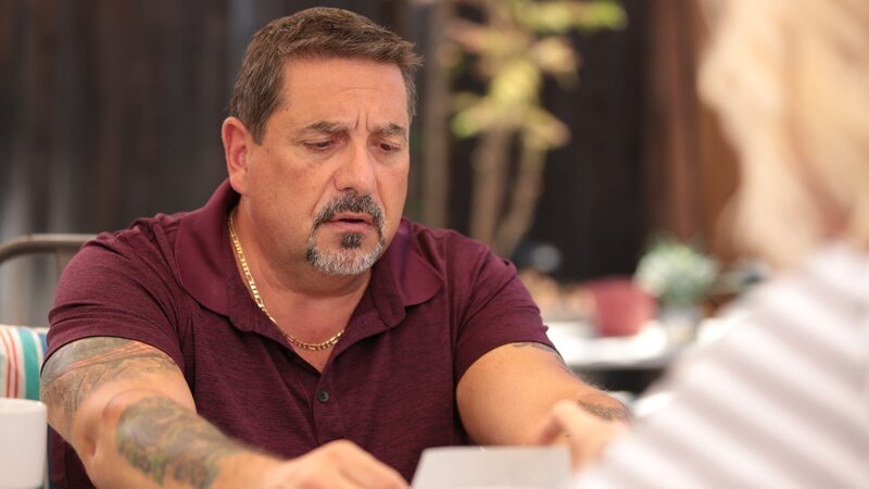 Steve DiSchiavi looks over a photograph during an interview with homeowner Heather for an investigation in Discovery Bay, CA, as seen on Travel Channel’s The Dead Files. – Bild: TLC (DEUT)