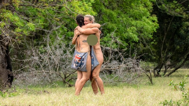 Wide shot of Ky and Alexa hugging – Bild: Warner Bros. Discovery