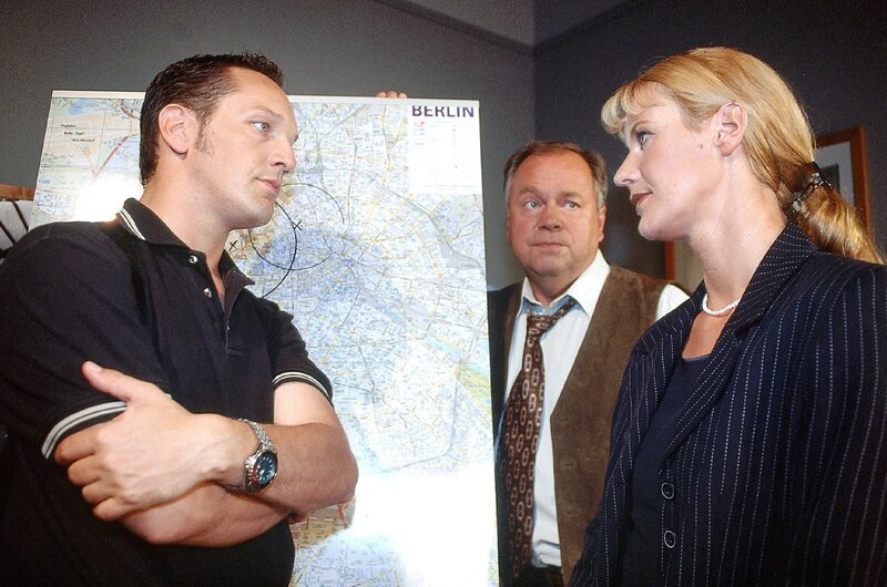 Staatsanwältin Glaser (Britta Schmeling) spricht mit den beiden Kommissaren Bongartz (Max Gertsch, li.) und Kehler (Wolfgang Bathke) über den Stand der Ermittlungen. – Bild: RTLplus