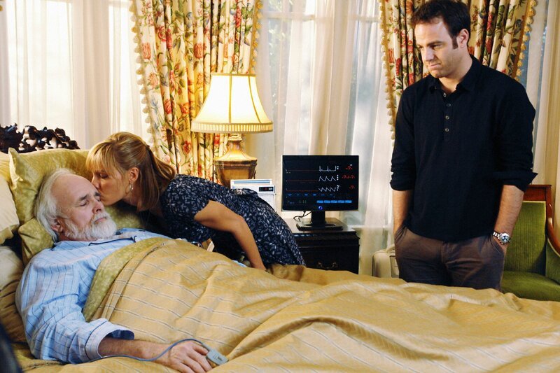 Während sich Violet zeitgleich mit Pete und Sheldon trifft, kommt Cooper (Paul Adelstein, r.) Charlotte (KaDee Strickland, M.) näher, als ihr Vater (Tyler Jacob Moore, l.) im Sterben liegt&nbsp;… – Bild: TVNOW