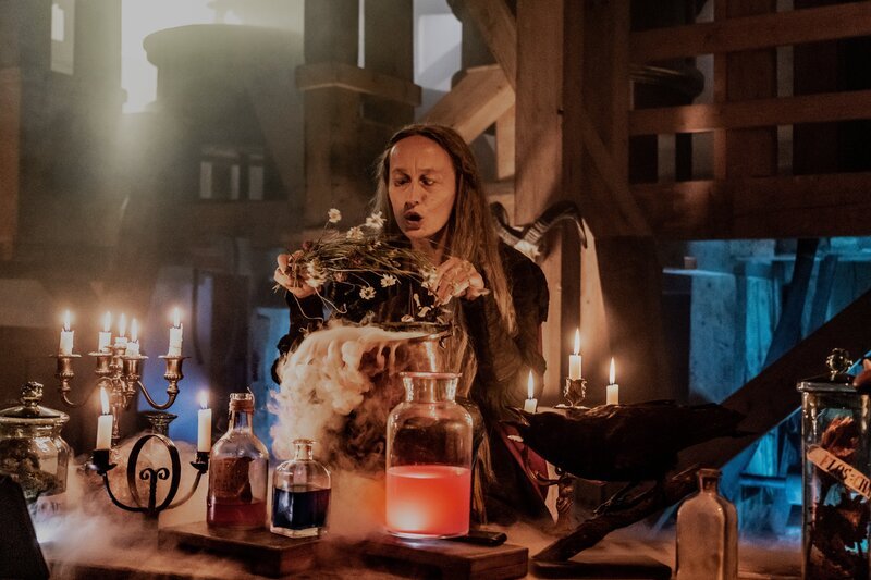 Die Hexe im Märchen ist immer eine böse Frau. Die Hexe bei Hänsel und Gretel schreckt sogar nicht davor zurück, Menschenfleisch zu essen. Wie kommt das Motiv des Kannibalismus ins Märchen der Brüder Grimm? – Bild: Sabine Finger /​ ZDF