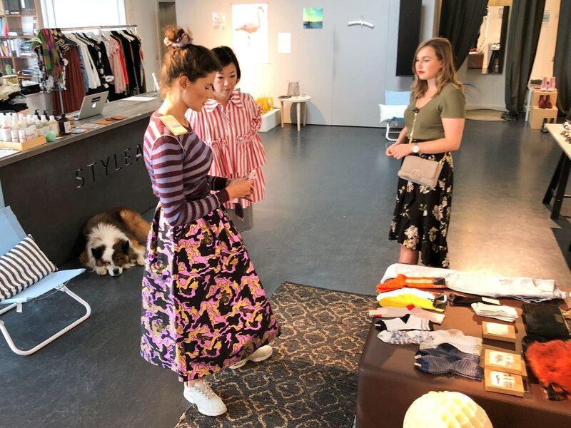 Vjollca (l.) ist zusammen mit ihrer Shopping Begleitung Jessica (r.) auf der Suche nach dem perfekten Outfit. Eine Verkäuferin berät sie. – Bild: MG RTL D /​ Constantin Ent.