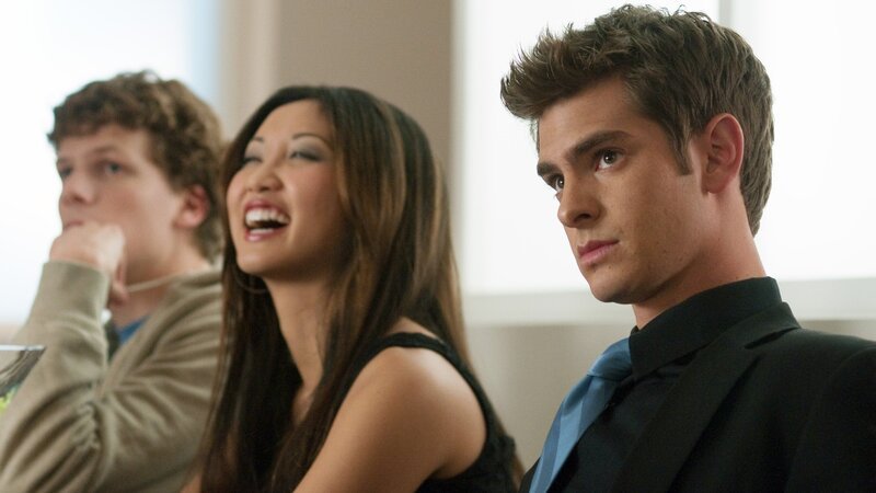 Foto, v.l.n.r.: Mark (Jesse Eisenberg), Christy (Brenda Song) und Eduardo (Andrew Garfield ) – Bild: Columbia TriStar Marketing Group, Inc. All Rights Reserved. /​ Merrick Morton
