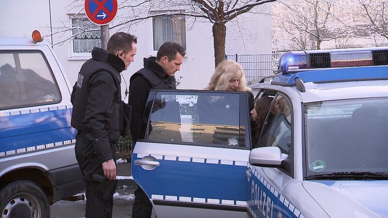 Die Beamten des SEK sprechen mit der Mutter des Kindes – Bild: RTL II