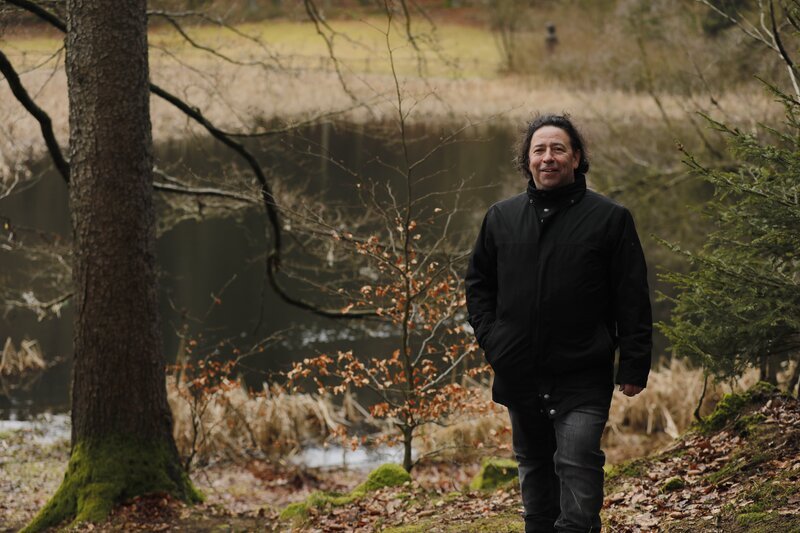 Der Germanist Prof. Dr. Holger Ehrhardt am Frau-Holle-Teich im nordhessischen Hohen Meißner. Erhardt lehrt an der Universität Kassel mit dem Schwerpunkt Werk und Wirkung der Brüder Grimm. – Bild: Ralf Gemmecke /​ ZDF