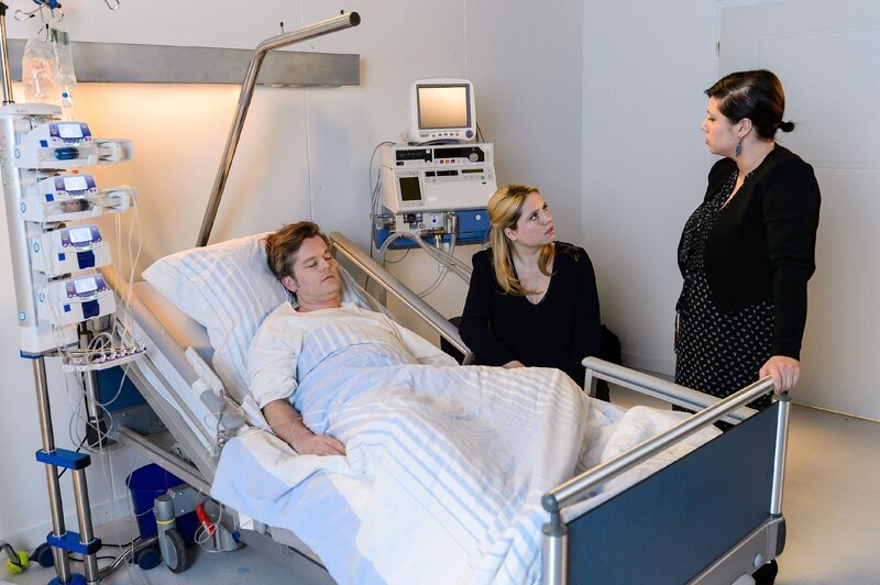Bea (Caroline Maria Frier, M.) hat Ingo (André Dietz) ins Krankenhaus bringen lassen und erfährt dort von Vanessa (Julia Augustin) geschockt, dass Ingo offenbar schon seit Wochen die Dosis seiner Medikamente erhöht hat. – Bild: RTL /​ Willi Weber