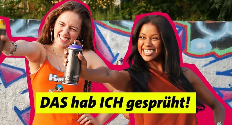 ARD/​WDR POV – DEINE GESCHICHTE ZÄHLT, „Dose auf, Kopf frei · Wie ich mit Graffiti sichtbar werde“. Protagonistin Lucy (l.) und Host Kiki stehen vor einer Wand mit Graffitis. – Bild: WDR/​We are Era