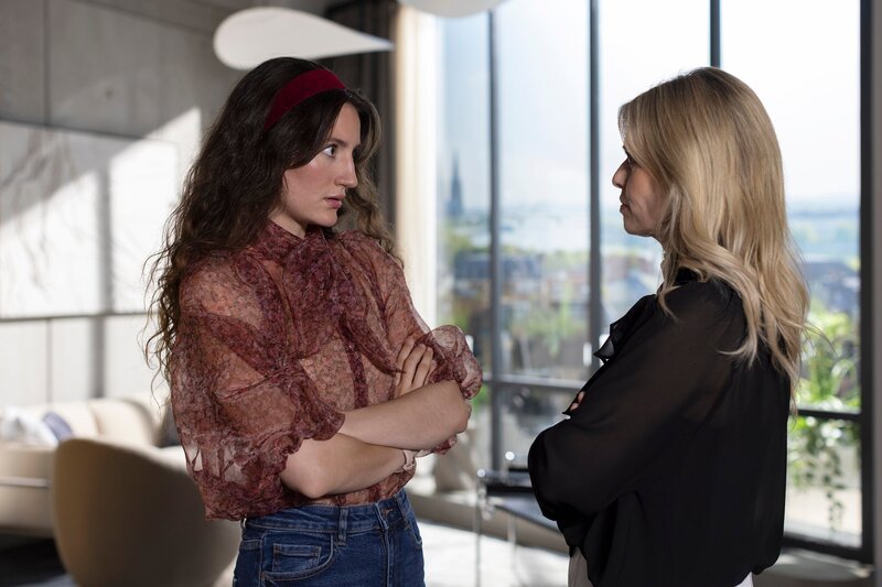 Patrizia (Miriam Lahnstein, r.) fordert von Fabienne (Frida Beineix), Utes und Benedikts Glück zu zerstören. – Bild: RTL /​ Dennis-A. Hundt /​ Bruderliebe