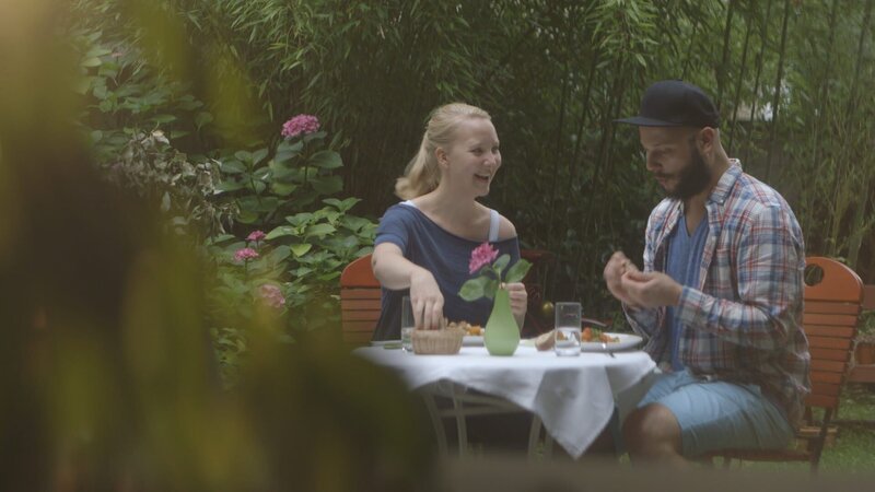 Wir essen bis zu 100 Prozent mehr, wenn wir mit vertrauten Personen zusammen speisen. Welche Rolle spielen Signale des Körpers wie Sättigungsgefühl? – Bild: ZDF/​Michael Kern